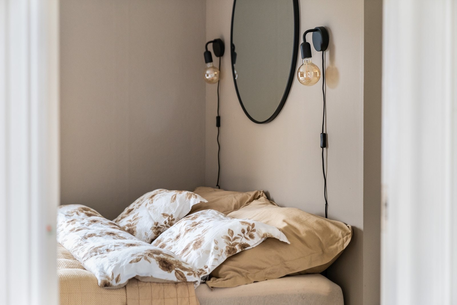 Leiligheten har to gode soverom. Soverommene har pen laminat på gulv og tapetserte veggflater, malt opp i behagelige, tidsriktige fargetoner. Galleribilde