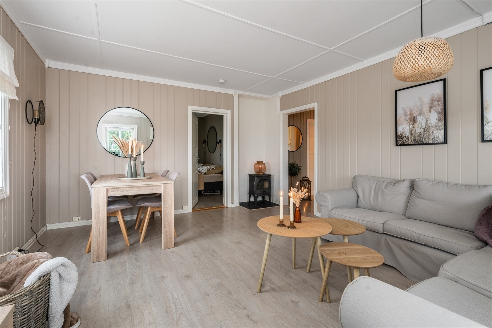 Stuen har god plass til både sofagruppe og spisestue, samt er det etablert ildsted som sørger for lun og god varme vinterstid. Galleribilde