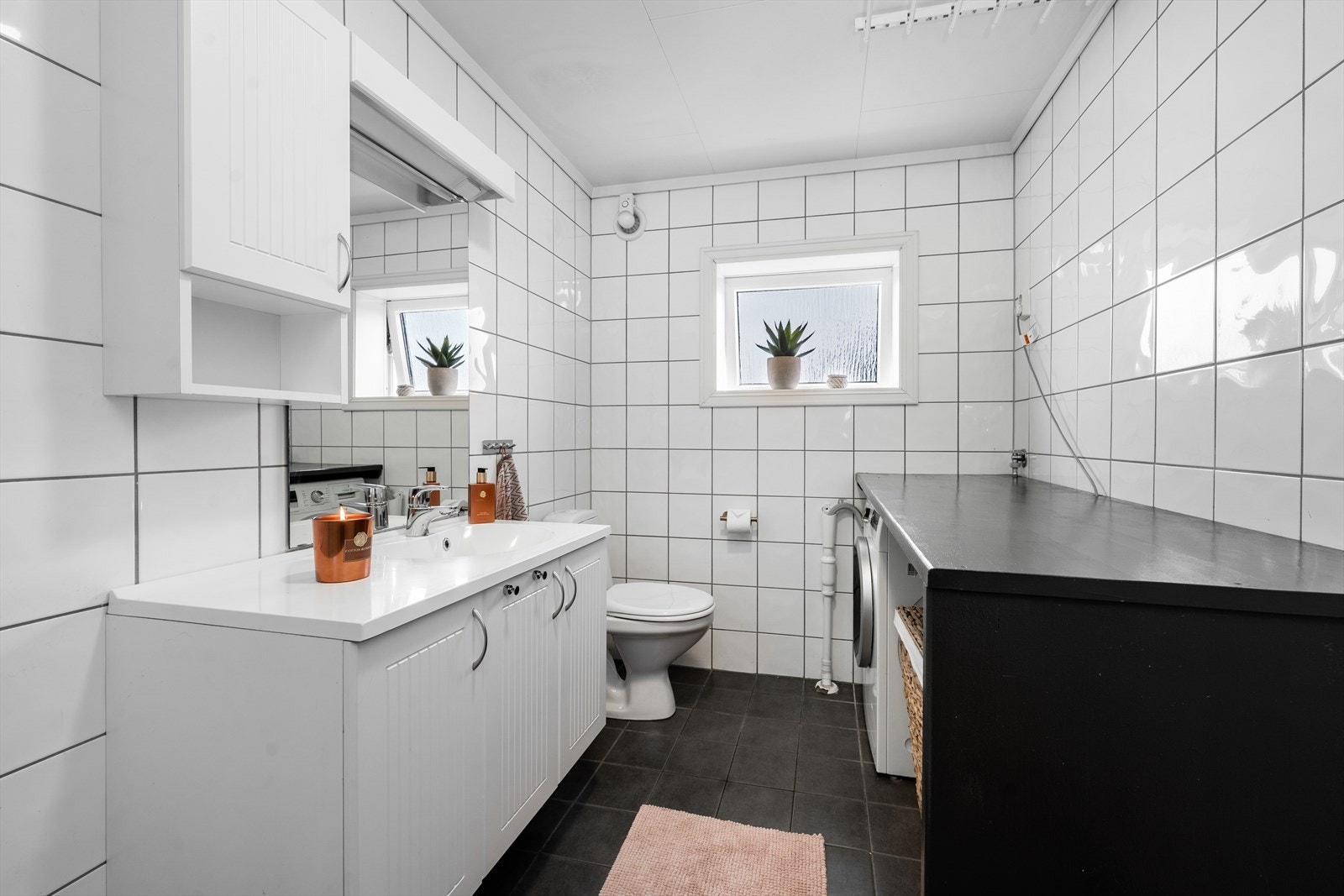 Lyst og pent, flislagt bad pusset opp i regi av borettslaget i 2007. Badet har varmekabler i gulv, toalett og dusjkabinett, samt opplegg vaskemaskin. Galleribilde