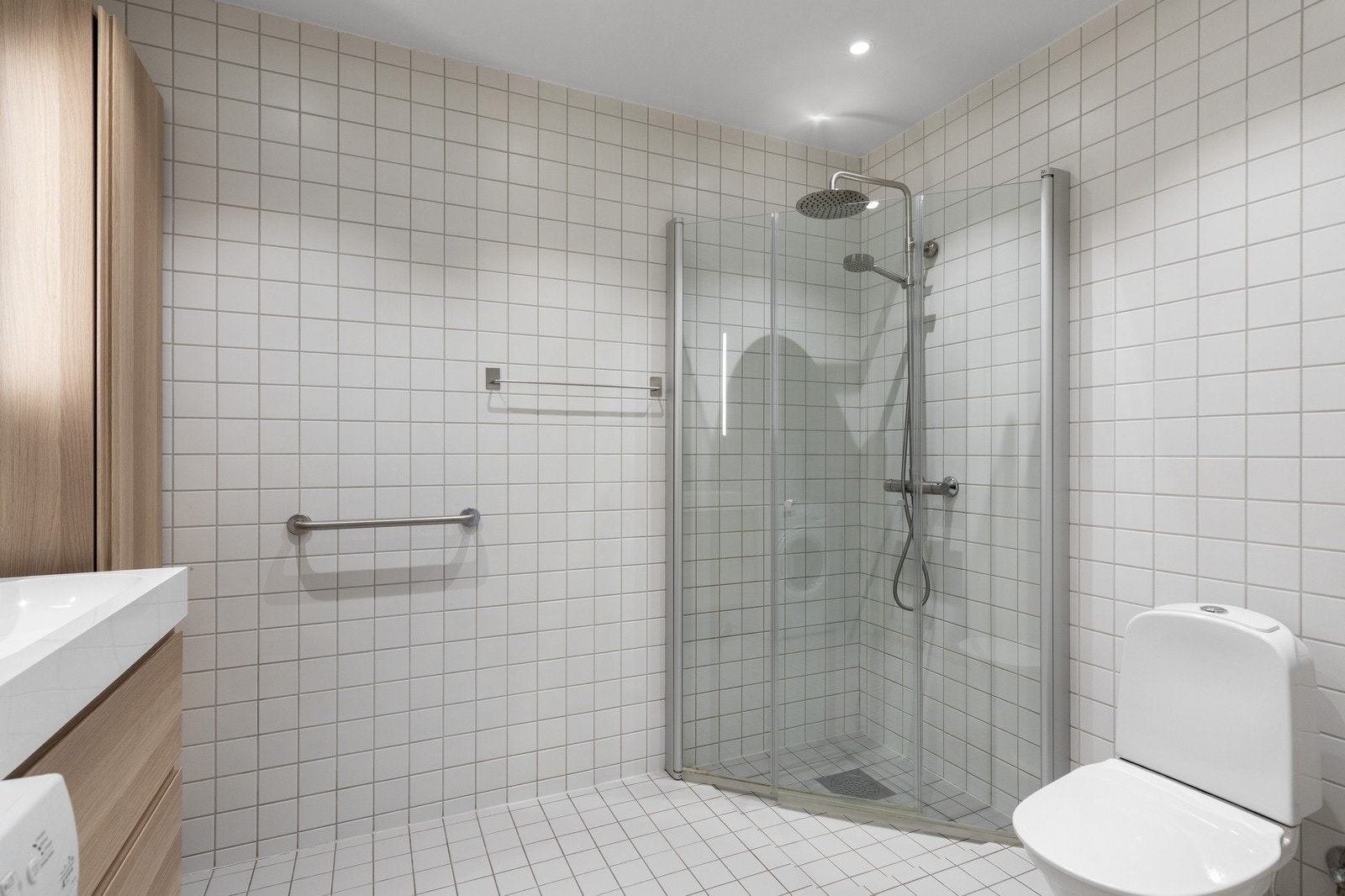 Badet er innredet med servantinnredning samt speil med lys over fra 2019. Galleribilde