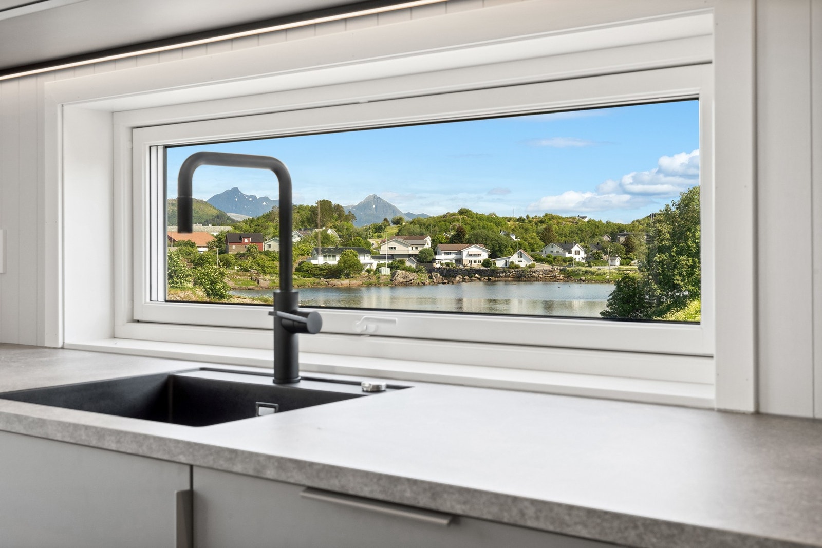 Fint å få daglys fra dette vinduet, som samtidig har en flott utsikt. Galleribilde