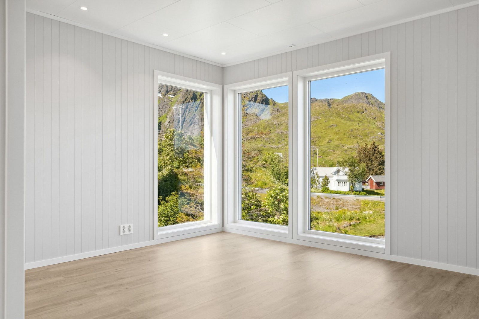 Moderne stue med downlights i tak som gir godt med lys i kombinasjon med vinduene. Galleribilde