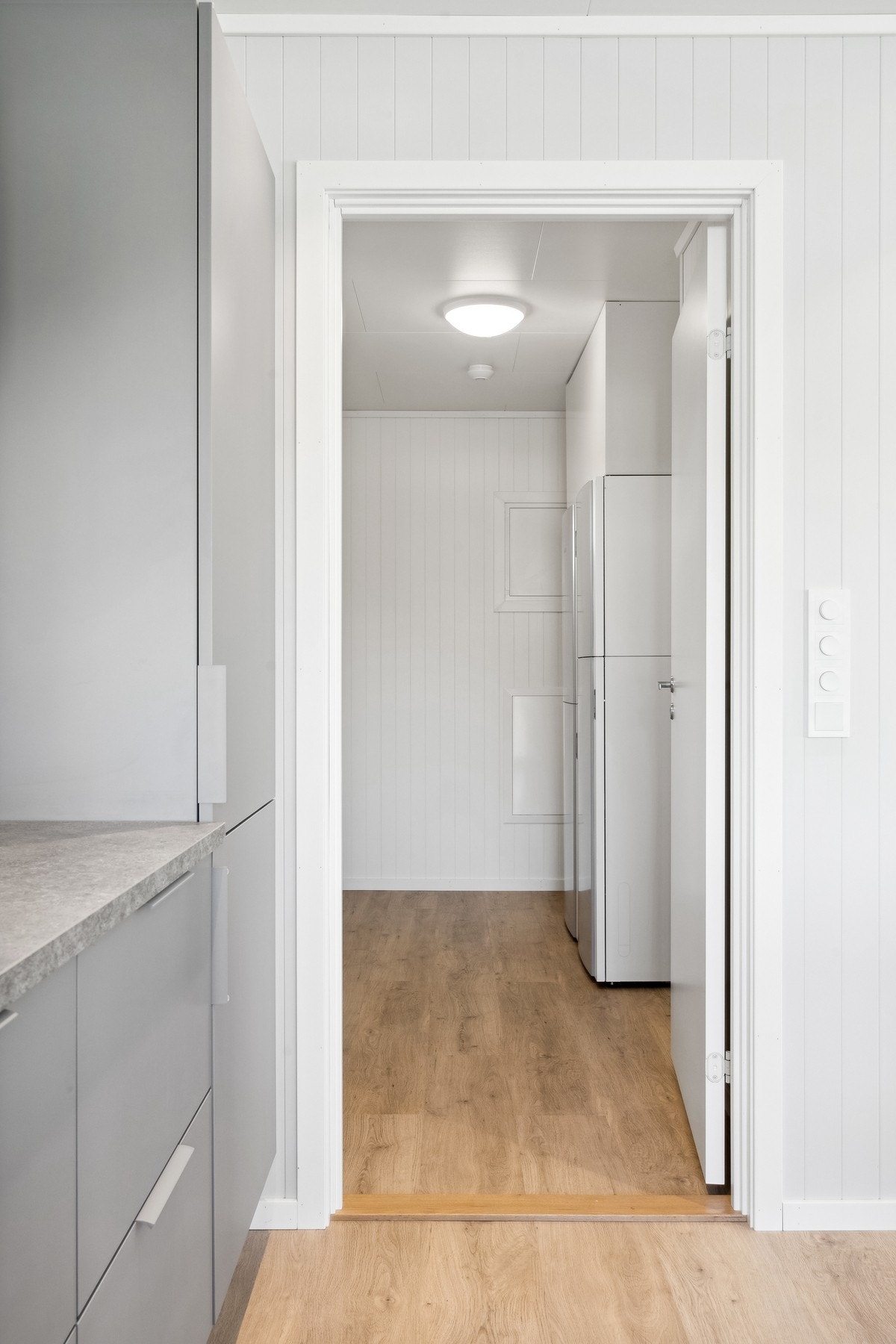 Innenfor kjøkkenet har du en praktisk bod/grovkjøkken. Galleribilde