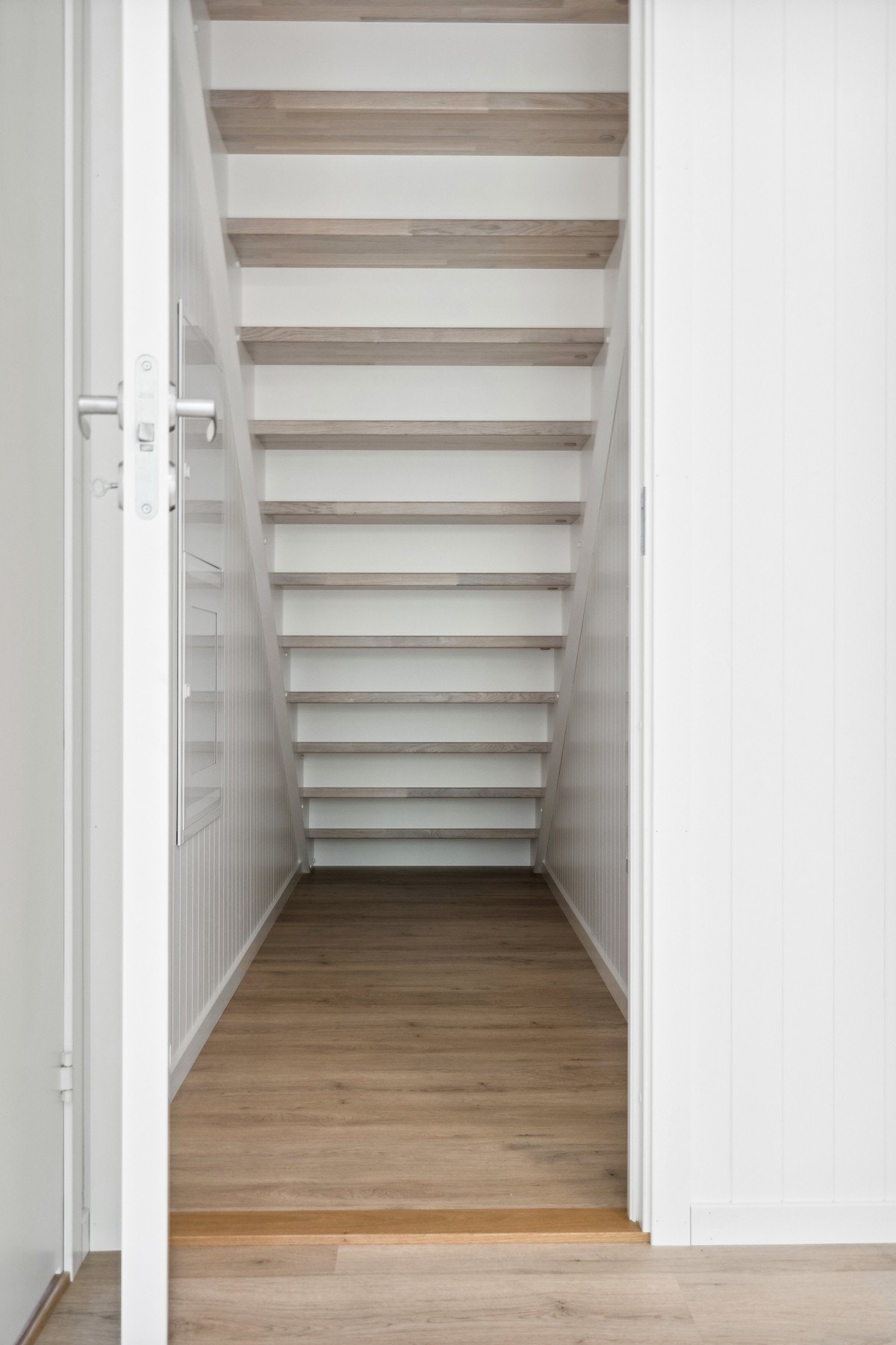 Praktisk utnyttelse av rommet med å få lagringsplass under trappa. Galleribilde