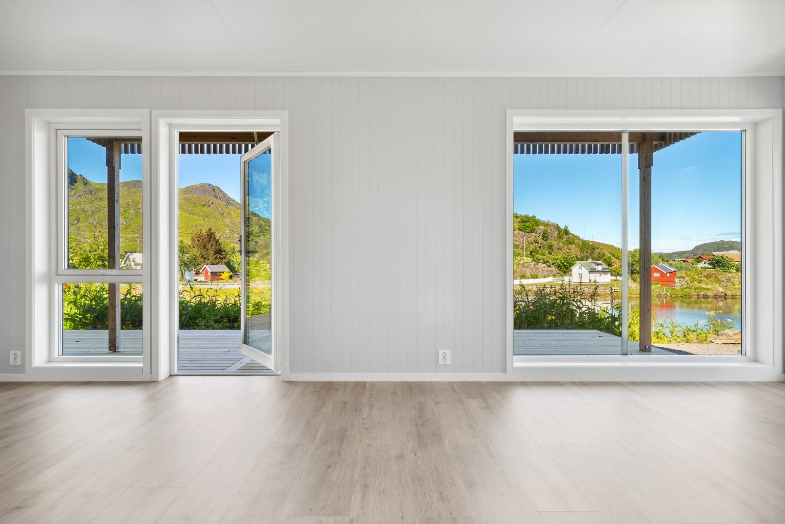 Åpen stue med store vindusflater som gir godt med lysinnslipp og en upåklagelig utsikt. Galleribilde