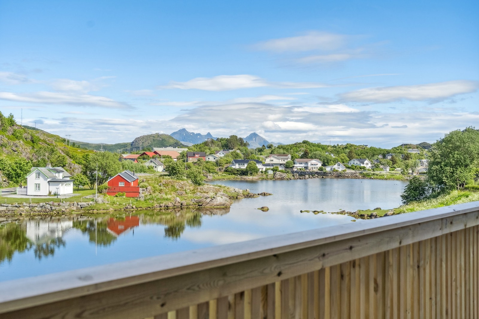 Fra eiendommen får du en fantastisk utsikt og nærhet til vannet. Galleribilde