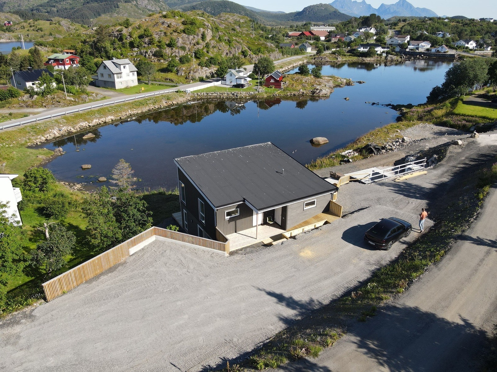 Godt med lagringsplass på eiendommen hvor det er opparbeidet med grus og gjerde. Galleribilde