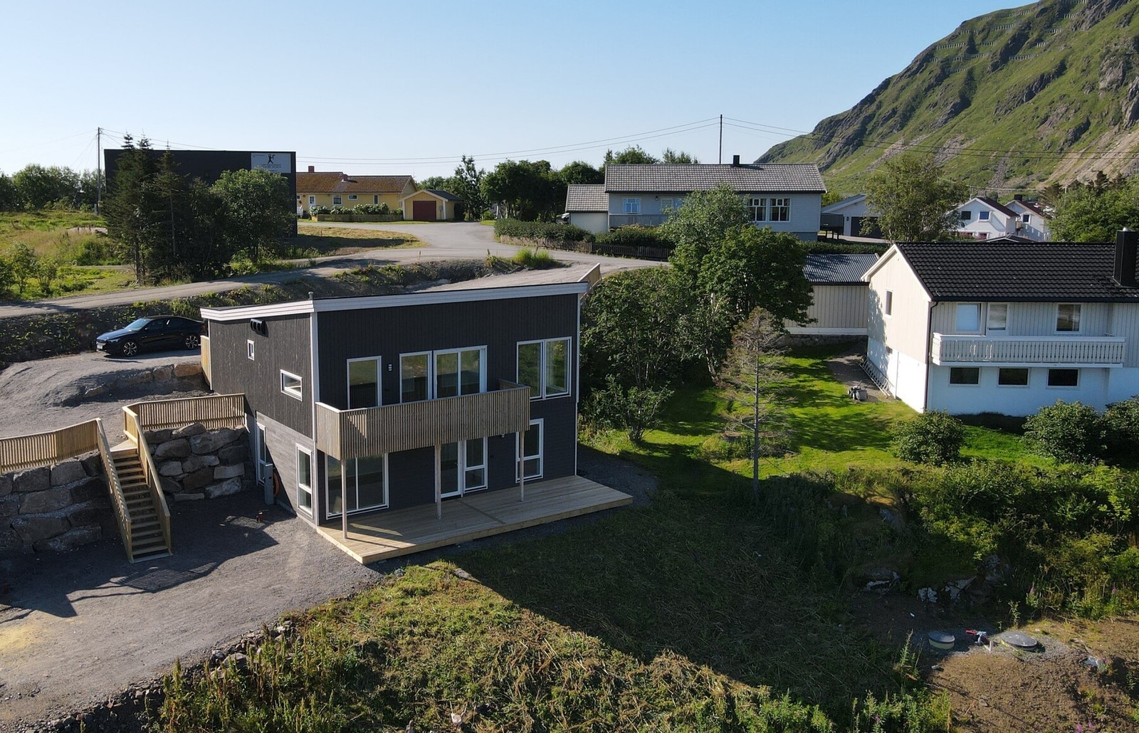 En ny og nøkkelferdig enebolig over to plan med fine uteområder på Ballstad. Galleribilde