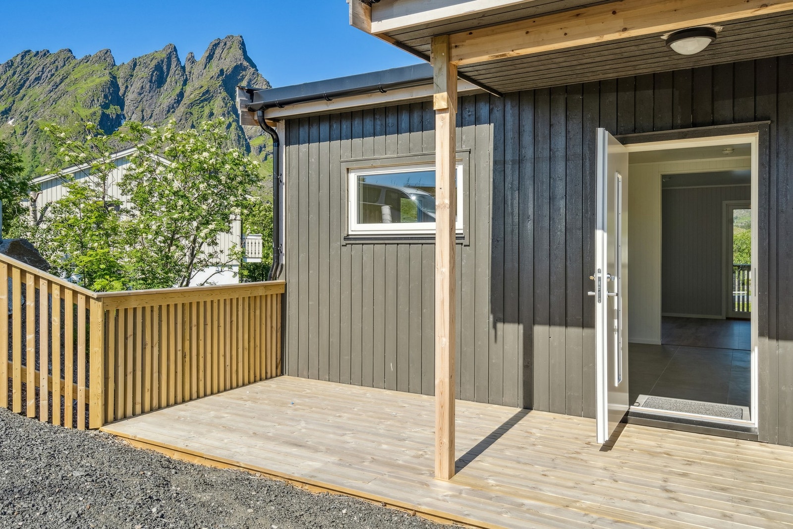 Det er et fint uteområde ved inngangspartiet med plass til utemøbler. Galleribilde