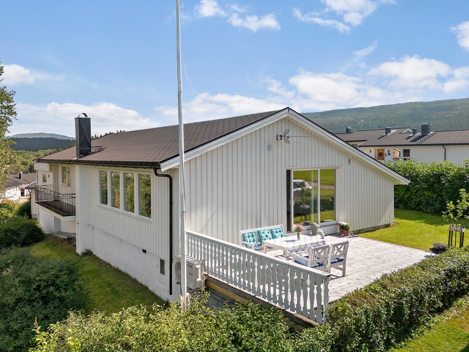 Velkommen til Steinbakken 85! Her finner du en praktisk familiebolig med god planløsning, Type 33 av Block Watne. Her har du faktisk alt du trenger på ett plan. Galleribilde