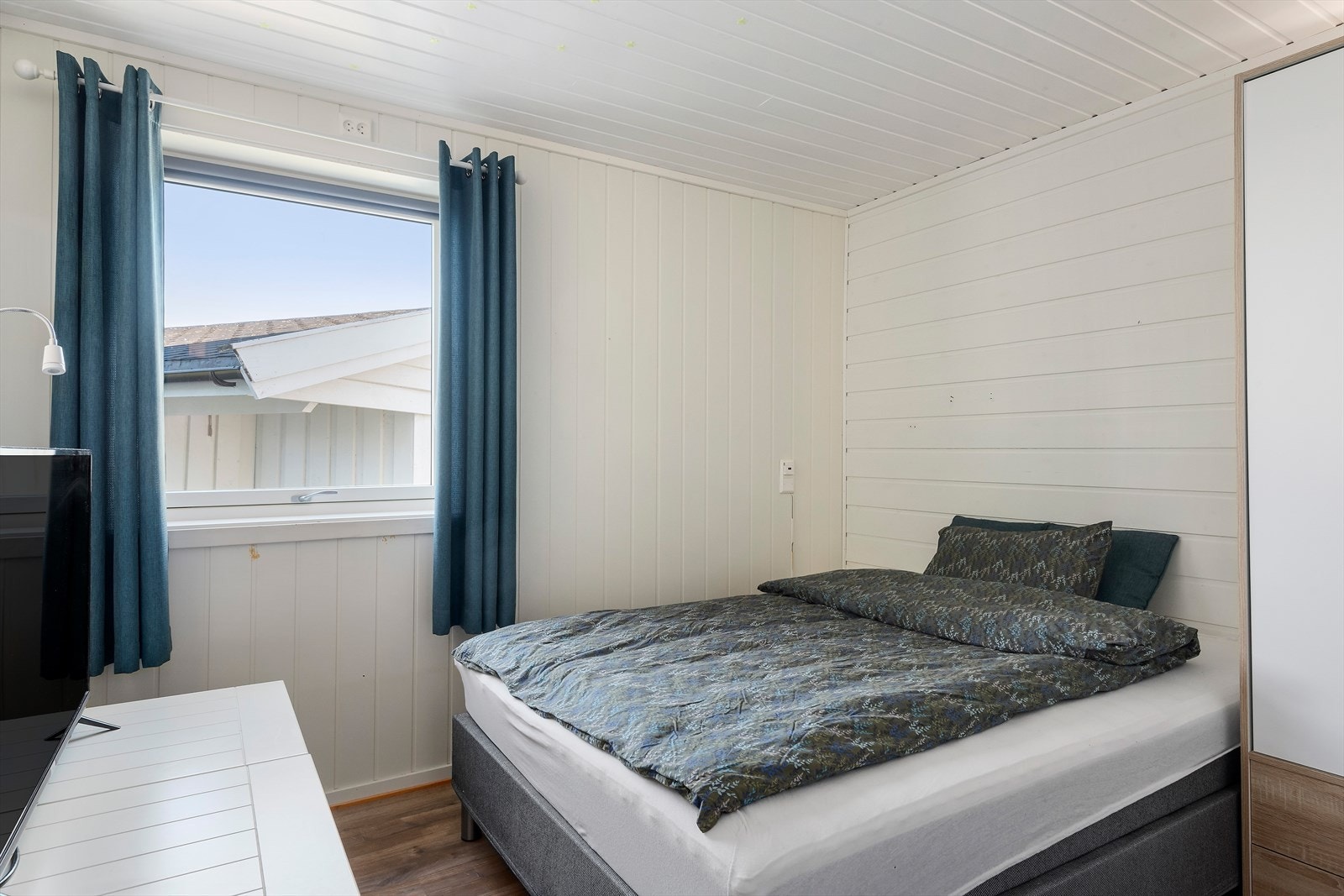 I boligens tilbyde del er det satt opp to lettvegger med dør for å danne to separate rom. Denne kan enkelt fjernes. (Ikke omsøkt og godkjent) Galleribilde