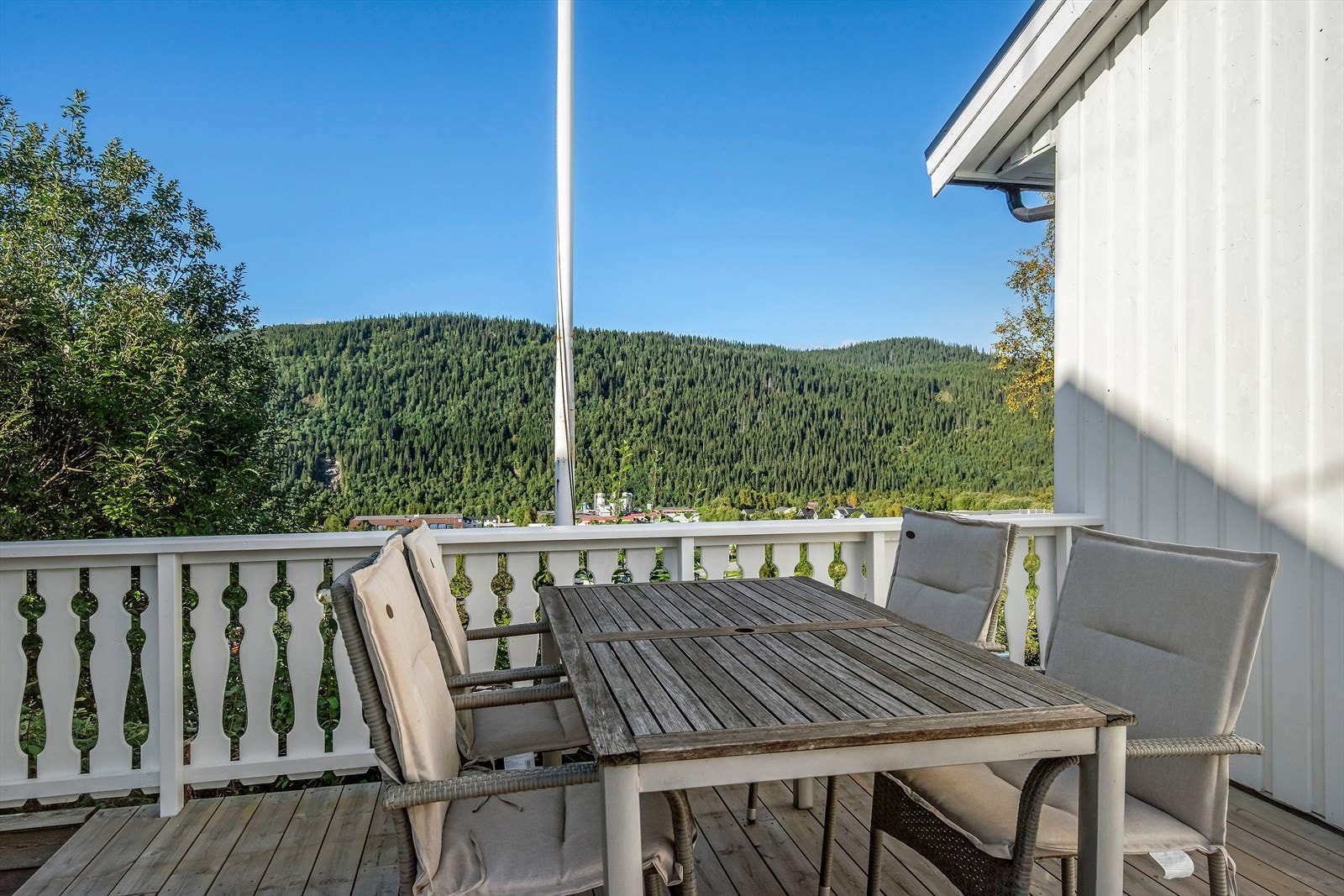 Her på terrassen kan du nyte gode solforhold samt flott utsikt ut over Gruben og deler av Selfors. Galleribilde