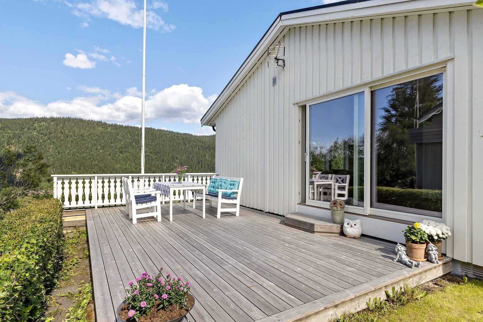 Terrassen nås direkte fra spisestuen Galleribilde