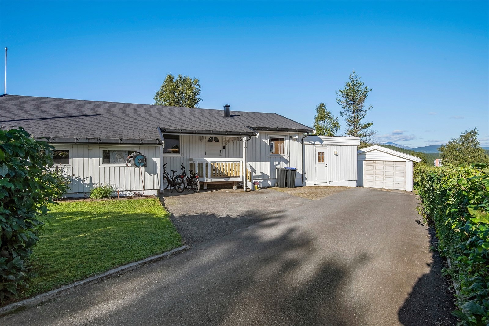 Boligen er senere tilbygget med en garasje, som i dag er innredet med to soverom og ett bad. Denne bygningsdelen har tidligere vært brukt som hybel. Bygningsdelen er ikke godkjent til varig opphold. Galleribilde