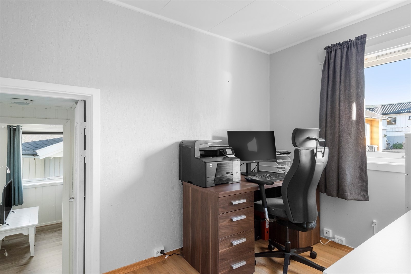 Dette er boligens tredje soverom. Her har du gjennomgang til den tilbygde delen av boligen. Galleribilde