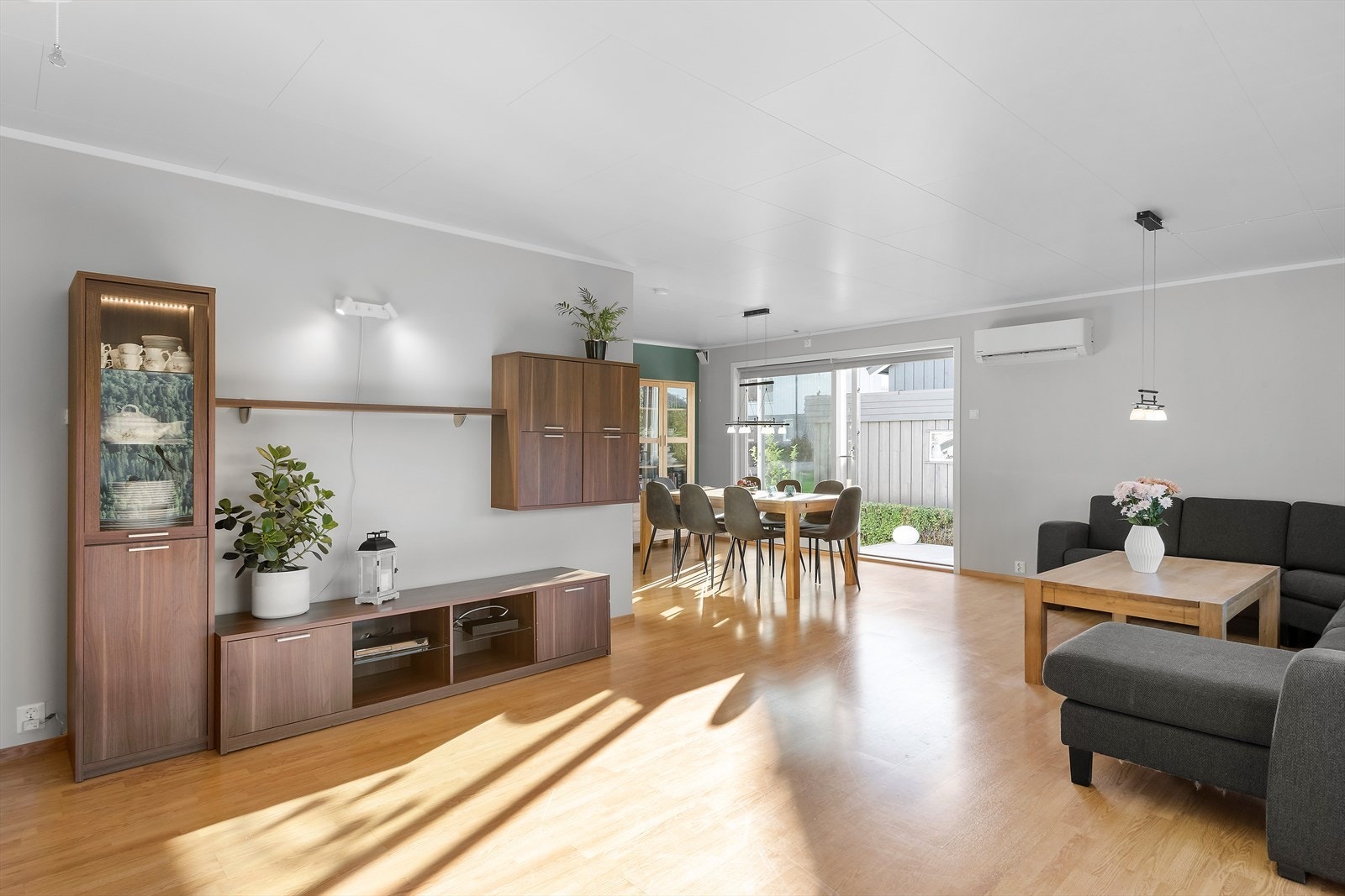 Stuen fikk nye vinduer, ny bordkledning og ble etterisolert i 2021. I forbindelse med oppgraderinger ble det lagt walls to paint på veggene. Galleribilde