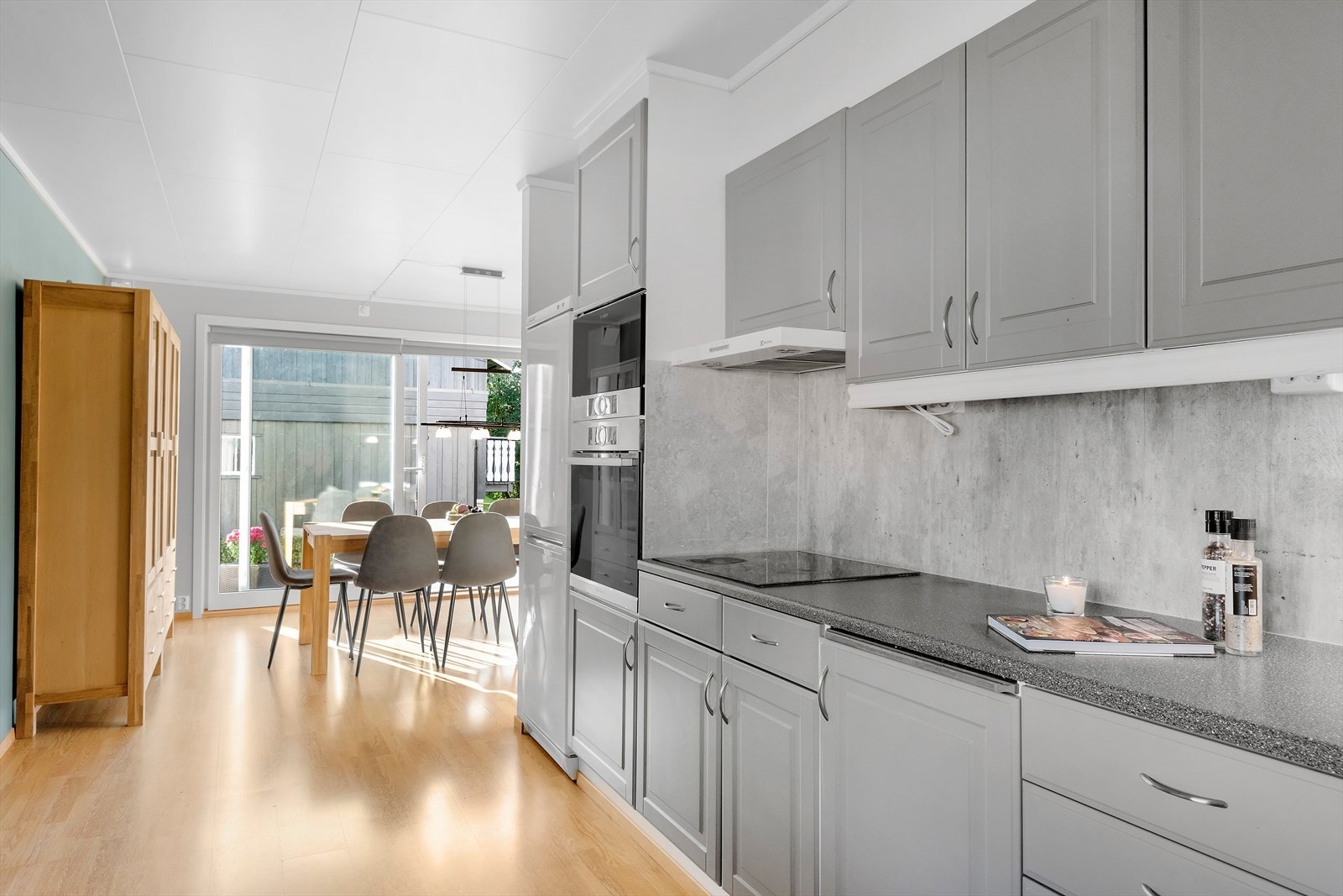 Kjøkkenet har en raus innredning med mye skap- og benkplass. Kjøkkenet er godt utstyrt med integrerte hvitevarer som stekeovn i fin arbeidshøyde, mikrobølgeovn og platetopp. Stekeovnen og mikrobølgeovnen er av kvalitetsmerket Bosch. Galleribilde