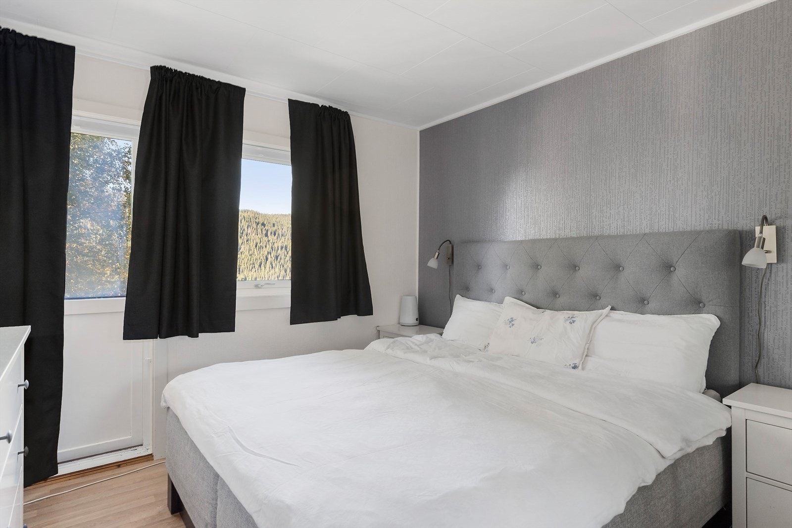 Hovedsoverommet byr på godt med oppbevaringsplass i garderobeskap samt direkte utgang til veranda på baksiden av huset. Galleribilde