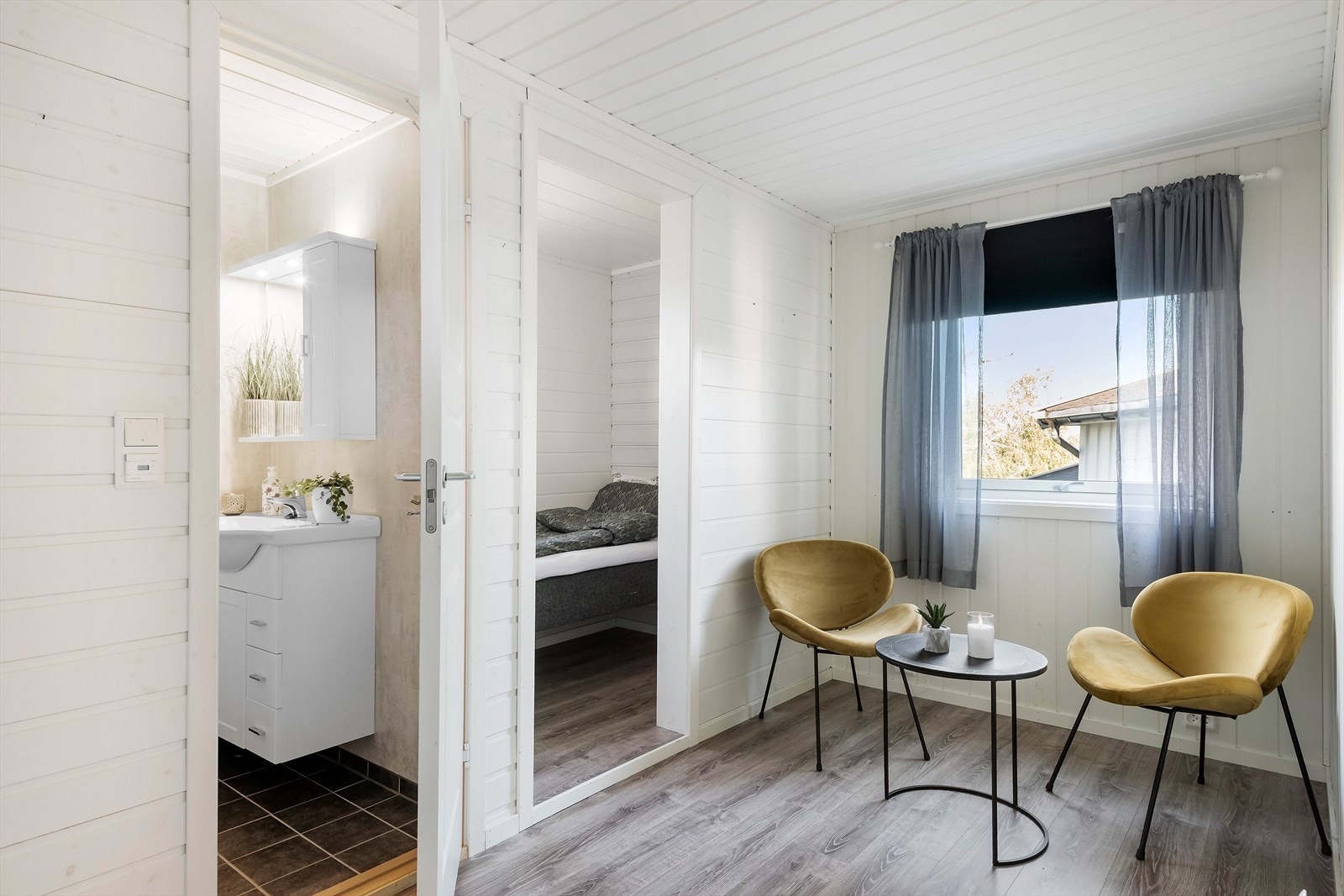 I boligens tilbyggde del finner man to soverom og bad. Denne bygningsdelen er opprinnelig omsøkt som garasje og har siden blitt omgjort til hybel, for så å bli en ekstra soveromsfløy. (Det er ikke søkt om omgjøring fra tillegsdel til hoveddel.) Galleribilde