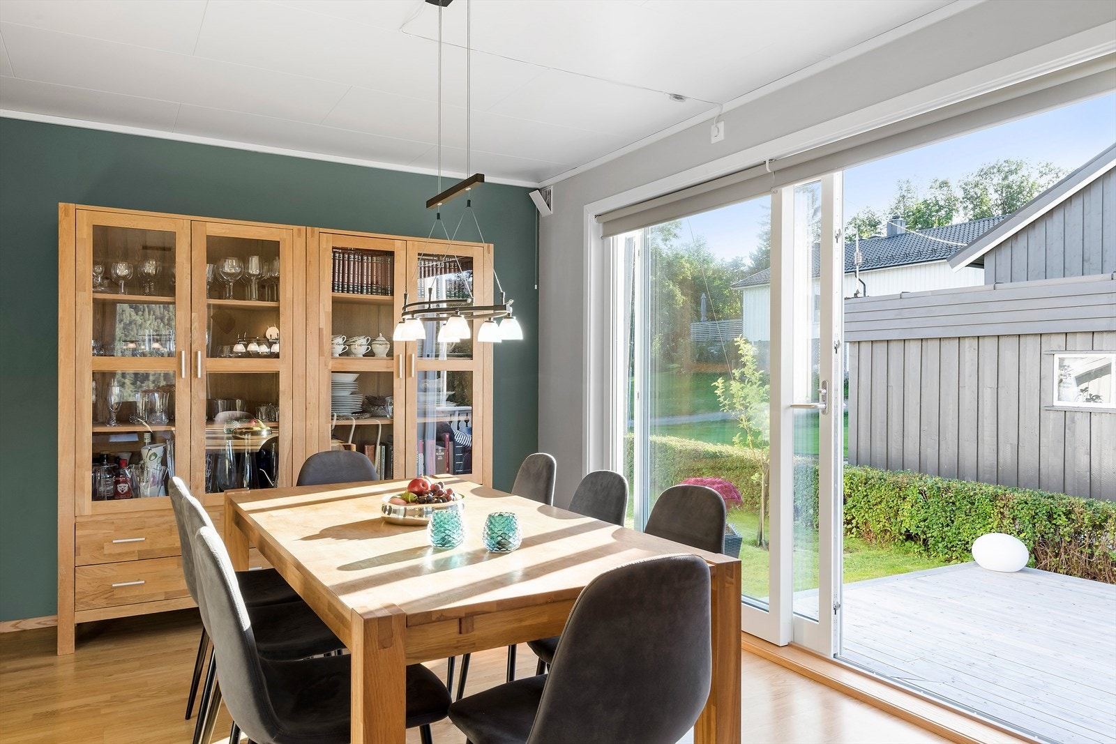 Fra spisestuen er det direkte utgang gjennom ny skyvedør fra 2021 til hage og koselig terrasse. Galleribilde