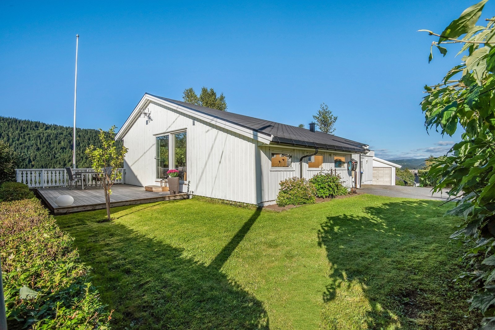 Koselig hage og fine uteplasser Galleribilde