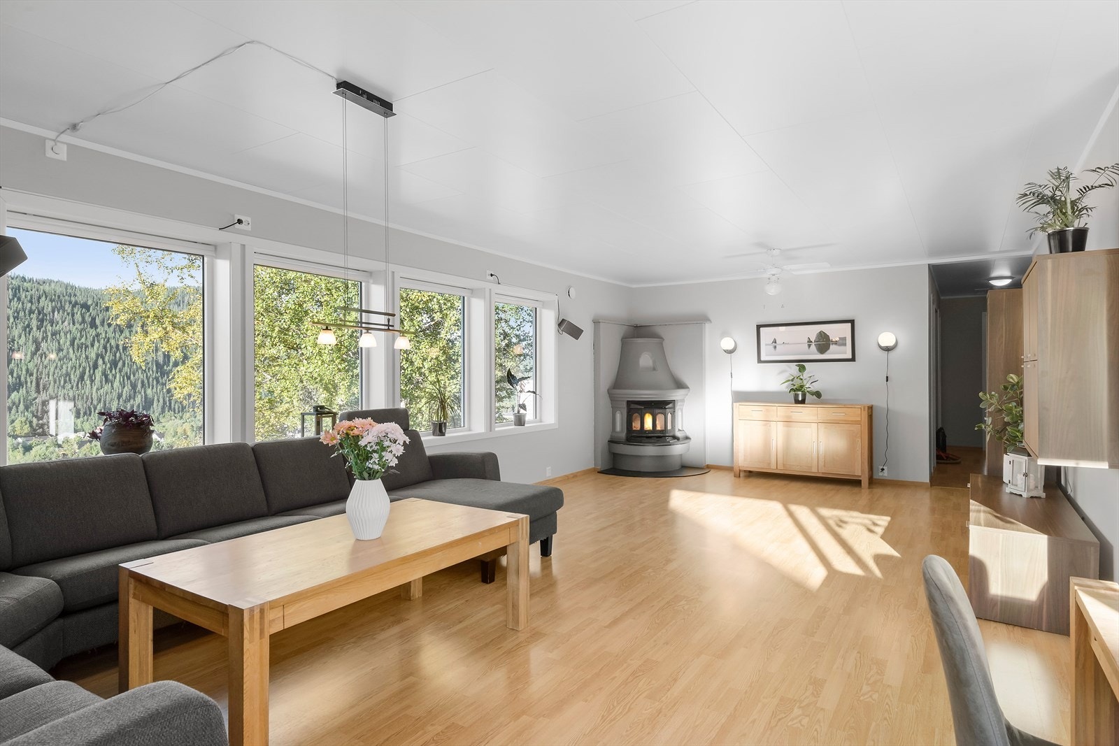 Stuen er lys og åpen. Store vindusflater slipper inn godt med dagslys. Du kan også nyte god utsikt over Gruben mot Selfors, grunnet boligens gunstige utsiktsbeliggenhet på Steinbakken. Galleribilde