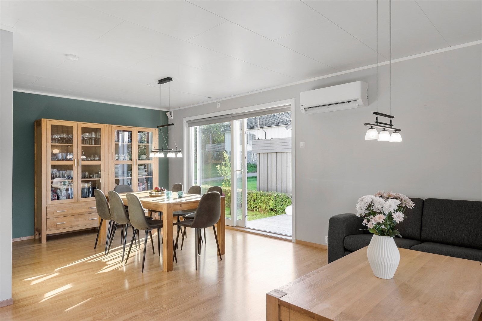 Spisegruppen plasserer du gjerne i praktisk tilknytning til kjøkkenet og skyvedøren som tar deg til terrassen. Her får du plass til et stort bord, med plass til minst 8 personer. Galleribilde