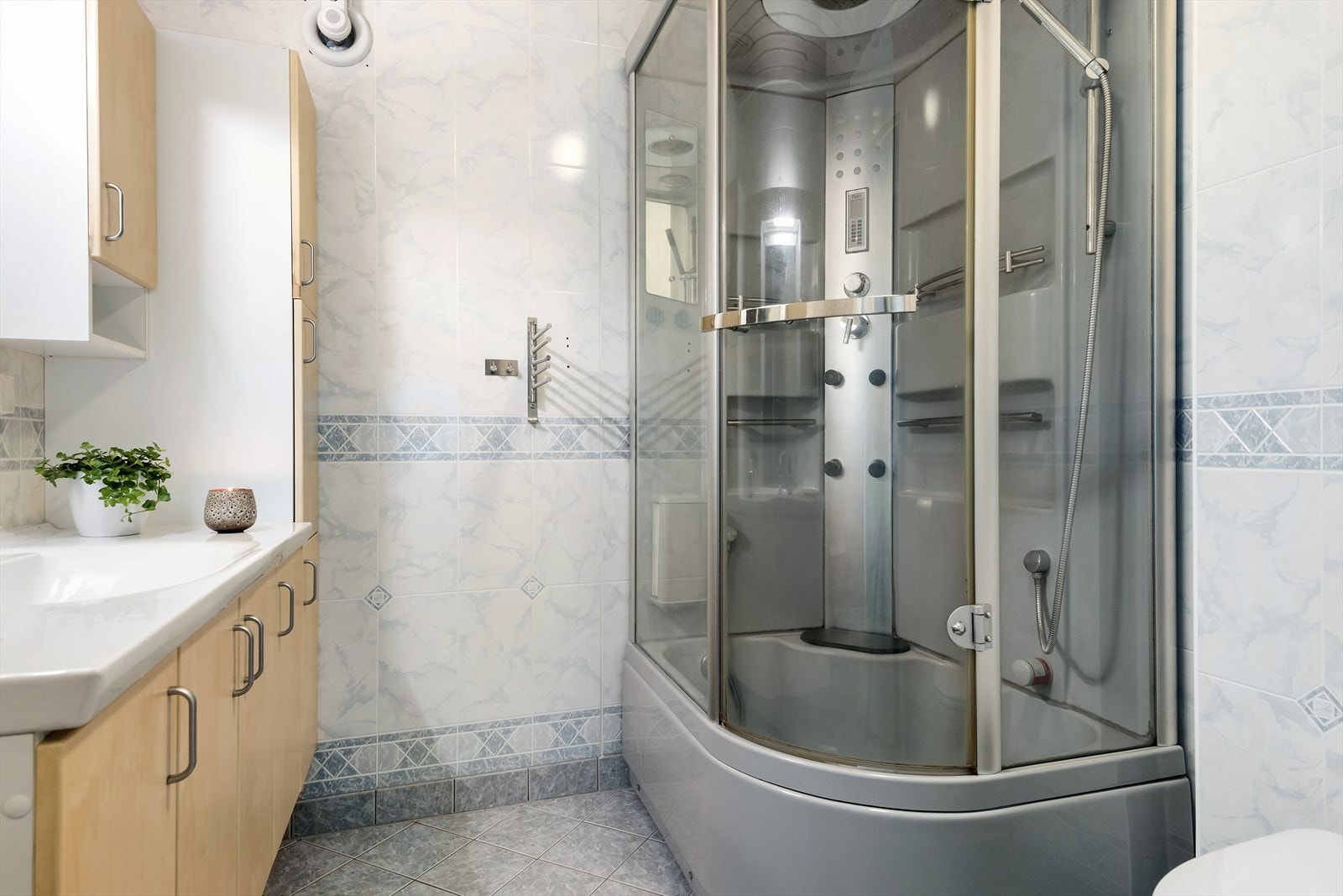 Badet i hovedetasjen har tidløs innredning, dusjkabinett bademulighet og toalett. Galleribilde