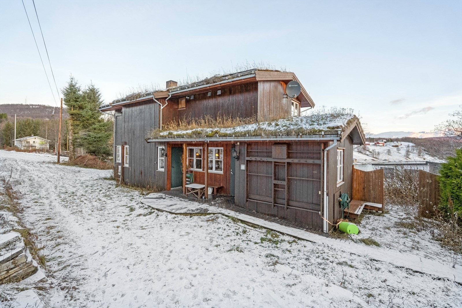 Tomten har godt med parkeringsmuligheter i garasje og på egen tomt. Galleribilde