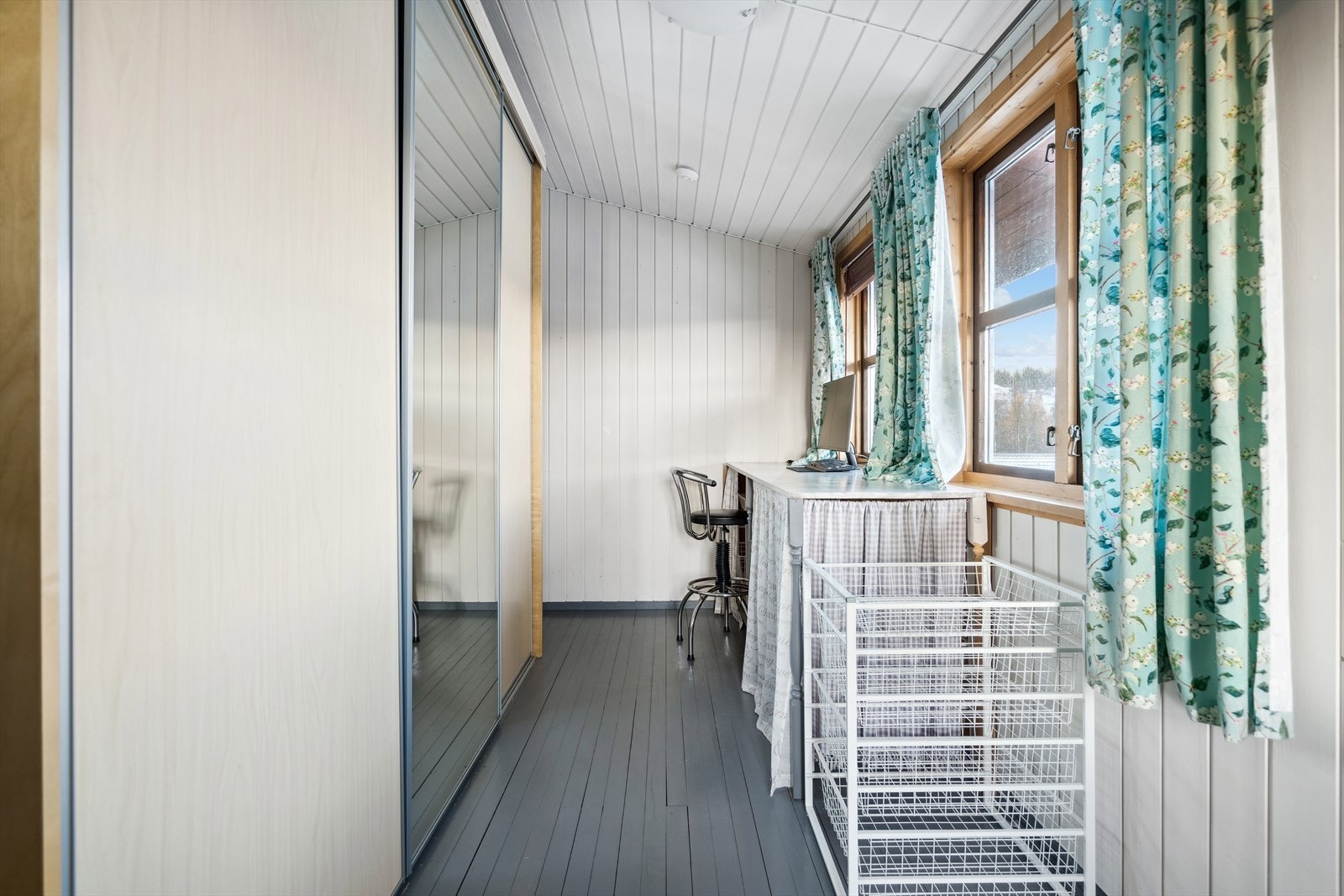 Soverommet har godt med lagringsplass i en skyvedørsgarderobe. Galleribilde