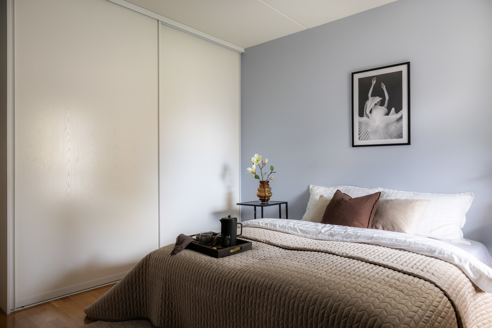 Stort garderobeskap, hvor man har rikelig med oppbevaringsmuligheter. Galleribilde