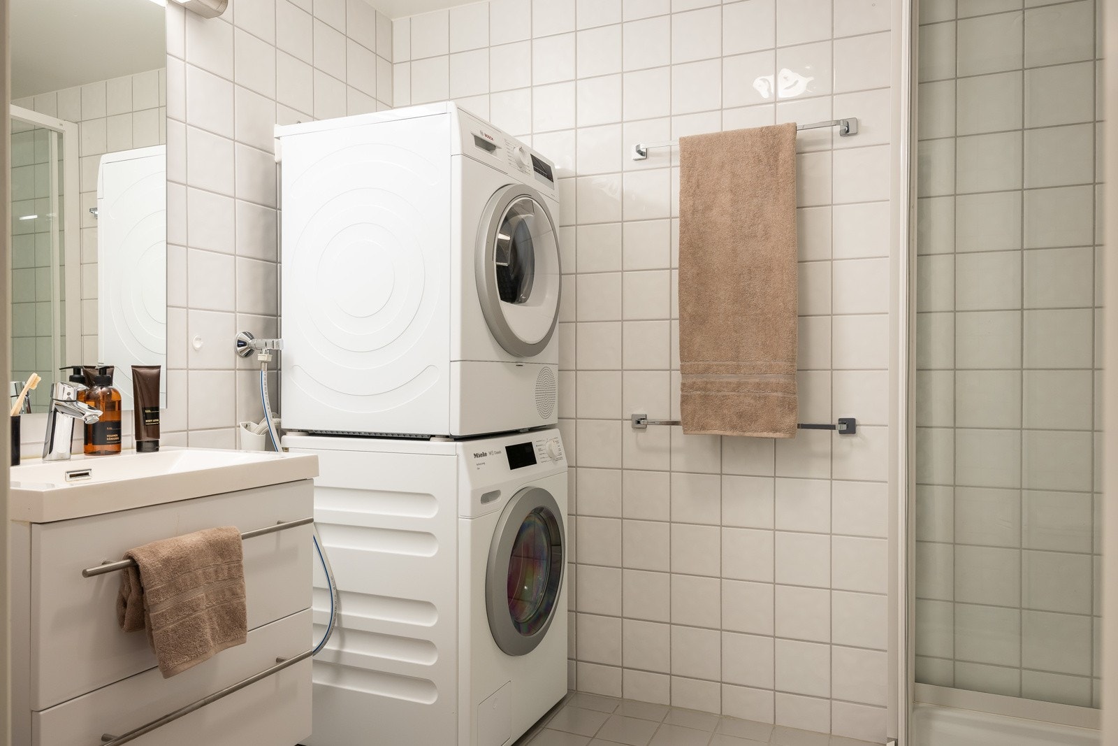 Helfliset baderom med gulvvarme og opplegg for vaskemaskin/tørketrommel. Galleribilde
