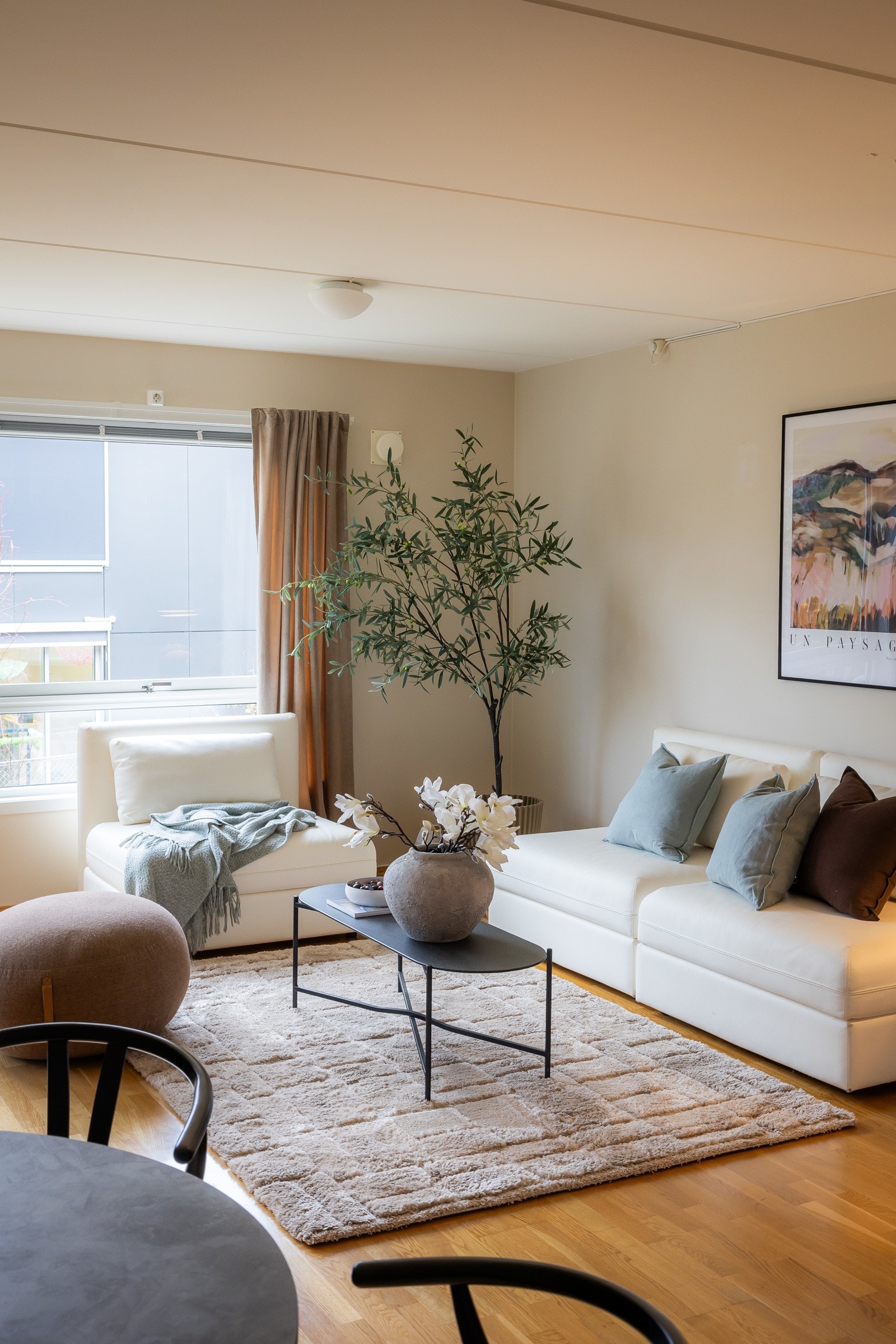 Stuen kan enkelt innredes med både sofa- og spiseseksjon. Galleribilde