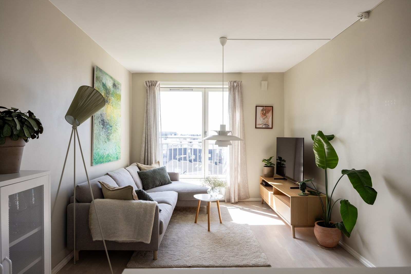 Stuen er lys og luftig. De store vindusflatene, i kombinasjon med den interne beliggenheten som hjørneleilighet, sørger for et rikelig innslipp av naturlig lys. Galleribilde