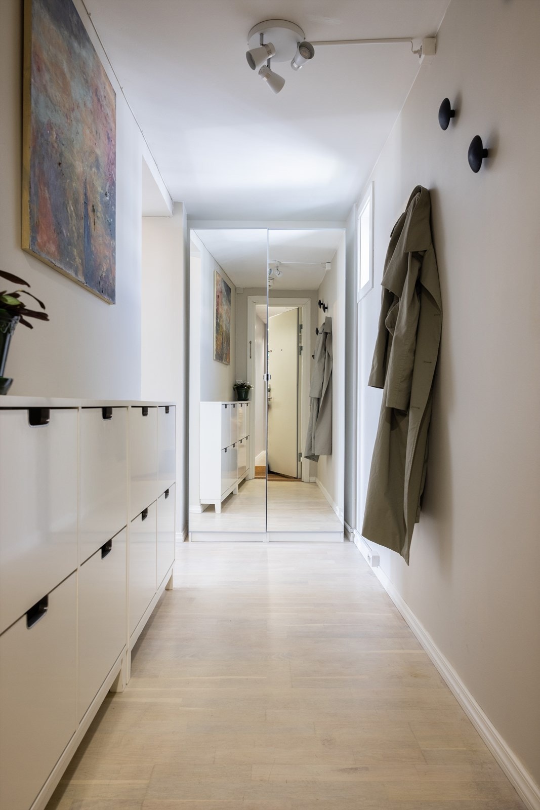 Her er det god plass til oppbevaring av yttertøy og sko. Galleribilde