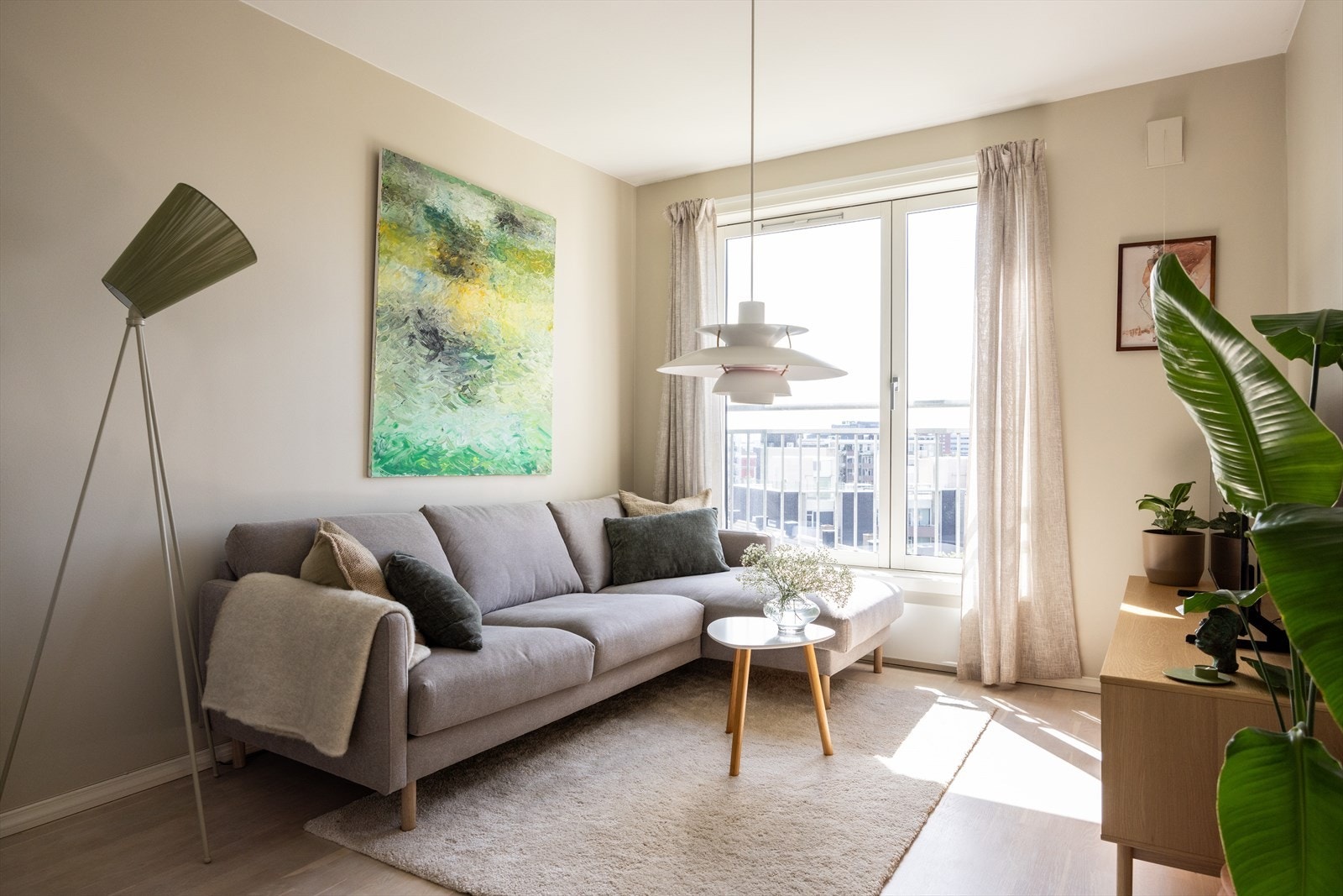 En delikat 2-roms med sjarmerende fransk balkong og utsikt mot Oslofjorden. Galleribilde