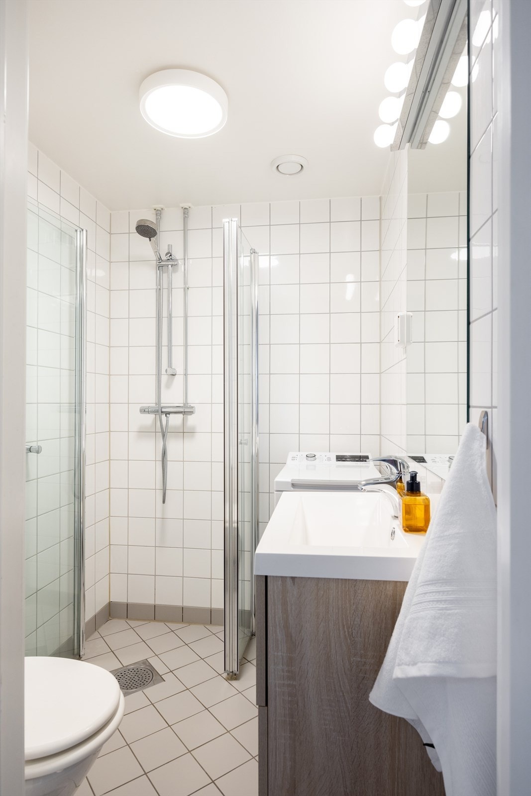 Pent flislagt baderom fra 2007 med elektrisk gulvvarme og opplegg for vaskemaskin. Galleribilde