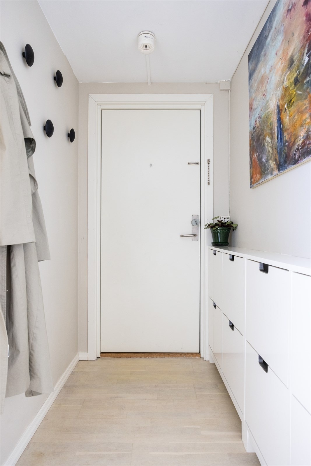 Velkommen inn! Leiligheten har en lys og åpen entré som gir et umiddelbart godt førsteinntrykk. Galleribilde
