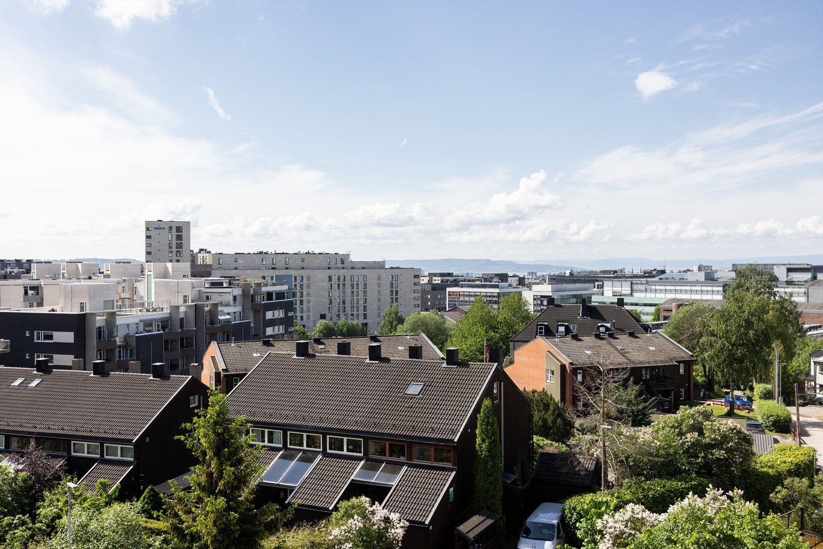 Leiligheten ligger høyt og fritt i byggets 4. etasje med en svært flott utsikt. Galleribilde