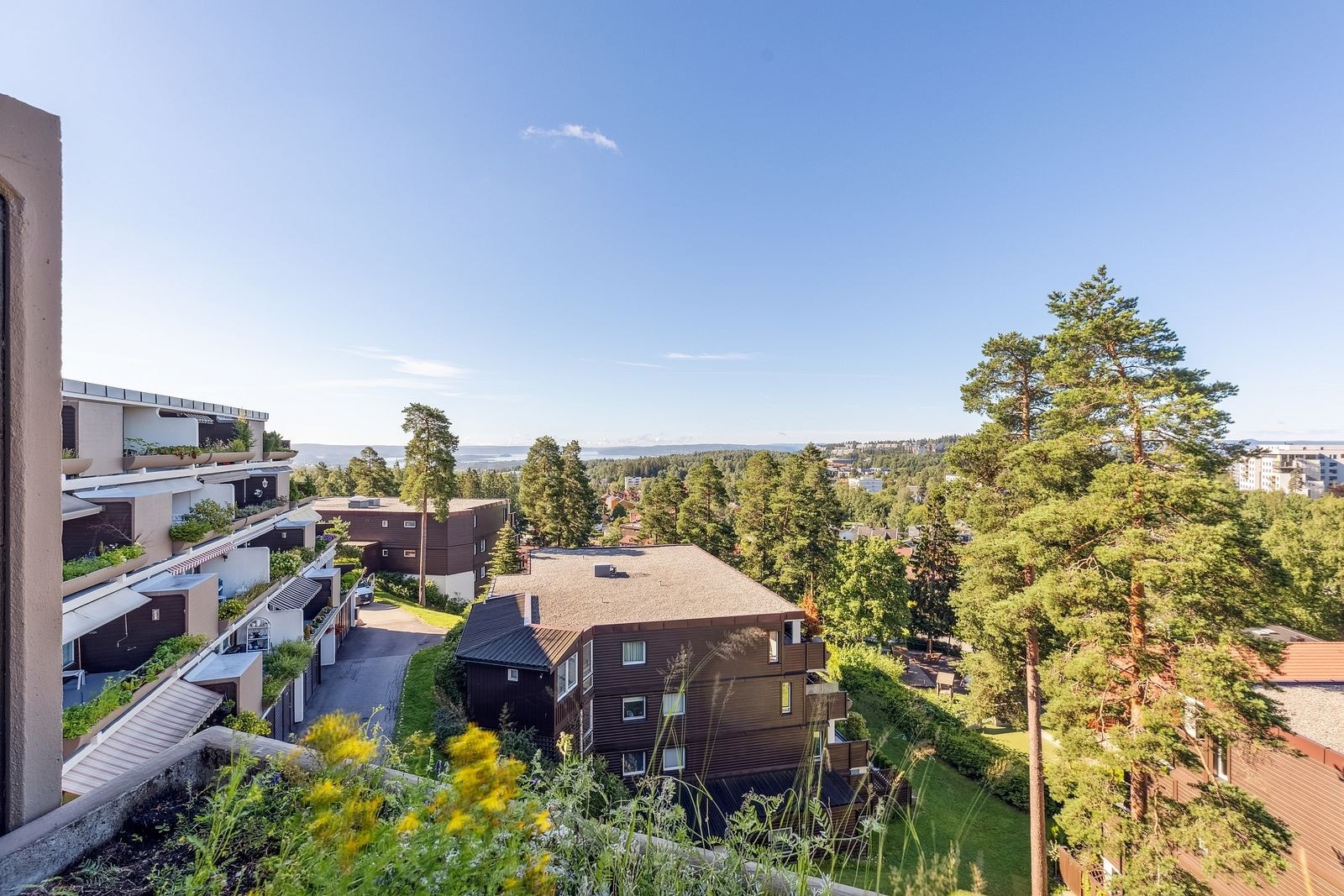 Flott balkong utenfor stuen med fantastisk utsikt Galleribilde