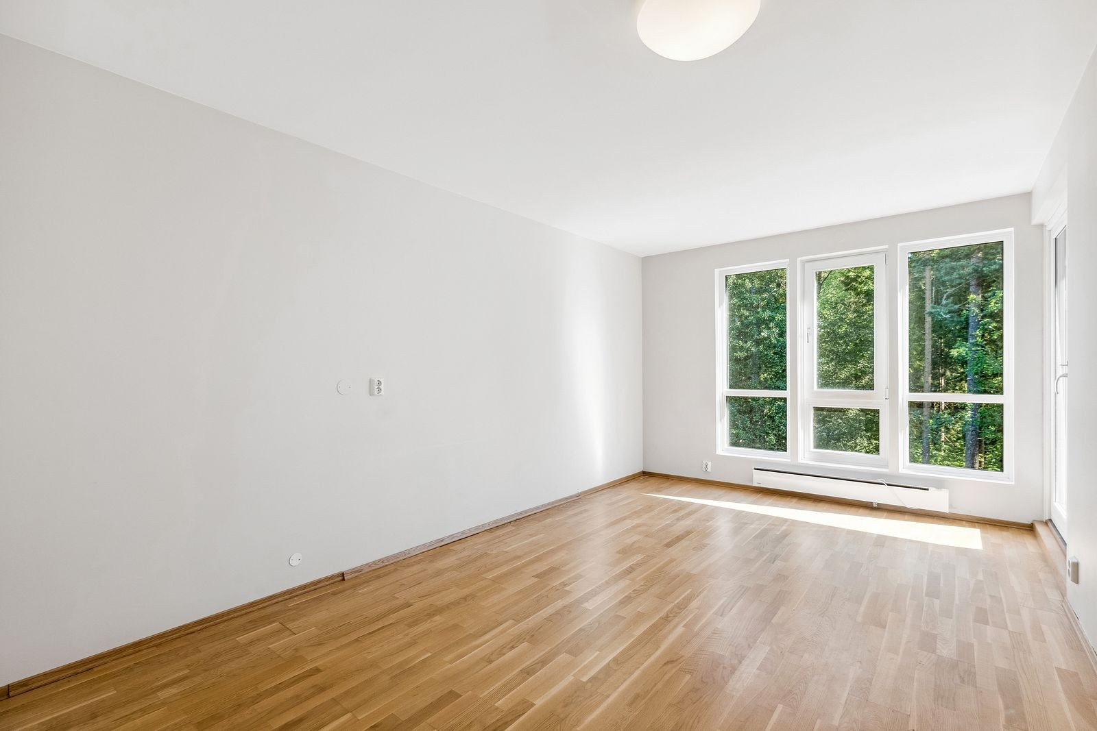 Hovedsoverom med garderobeskap og utgang til balkong Galleribilde