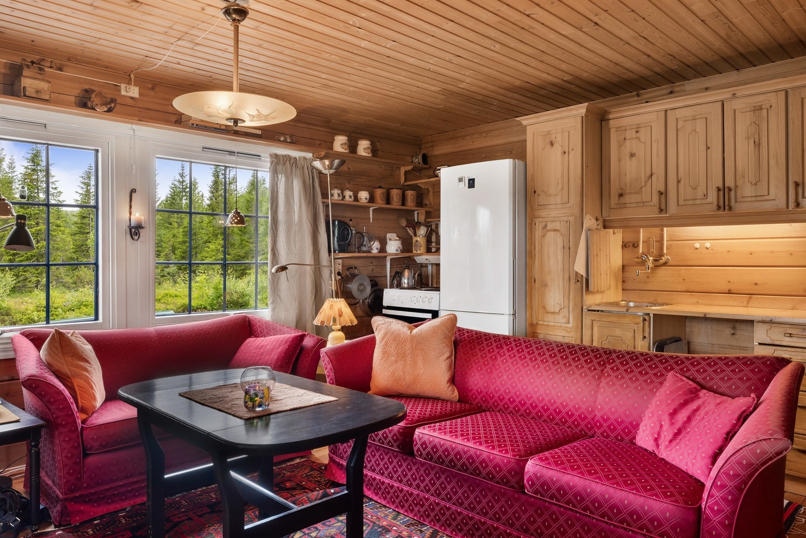 Hytta ligger ca 3,8 kilometer unna Skorovas samvirkelag (Dagligvarebutikk). Galleribilde