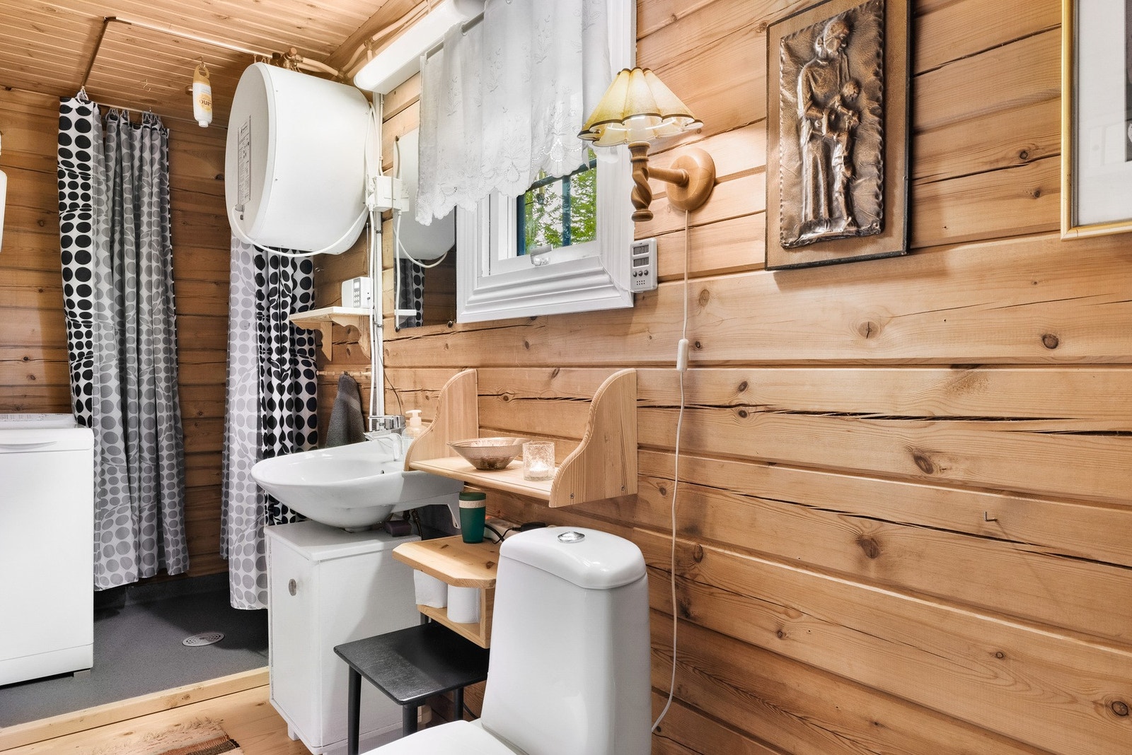 Det er stoppekran ved servanten på hyttebadet og det er lagt inn varmekabel. Galleribilde