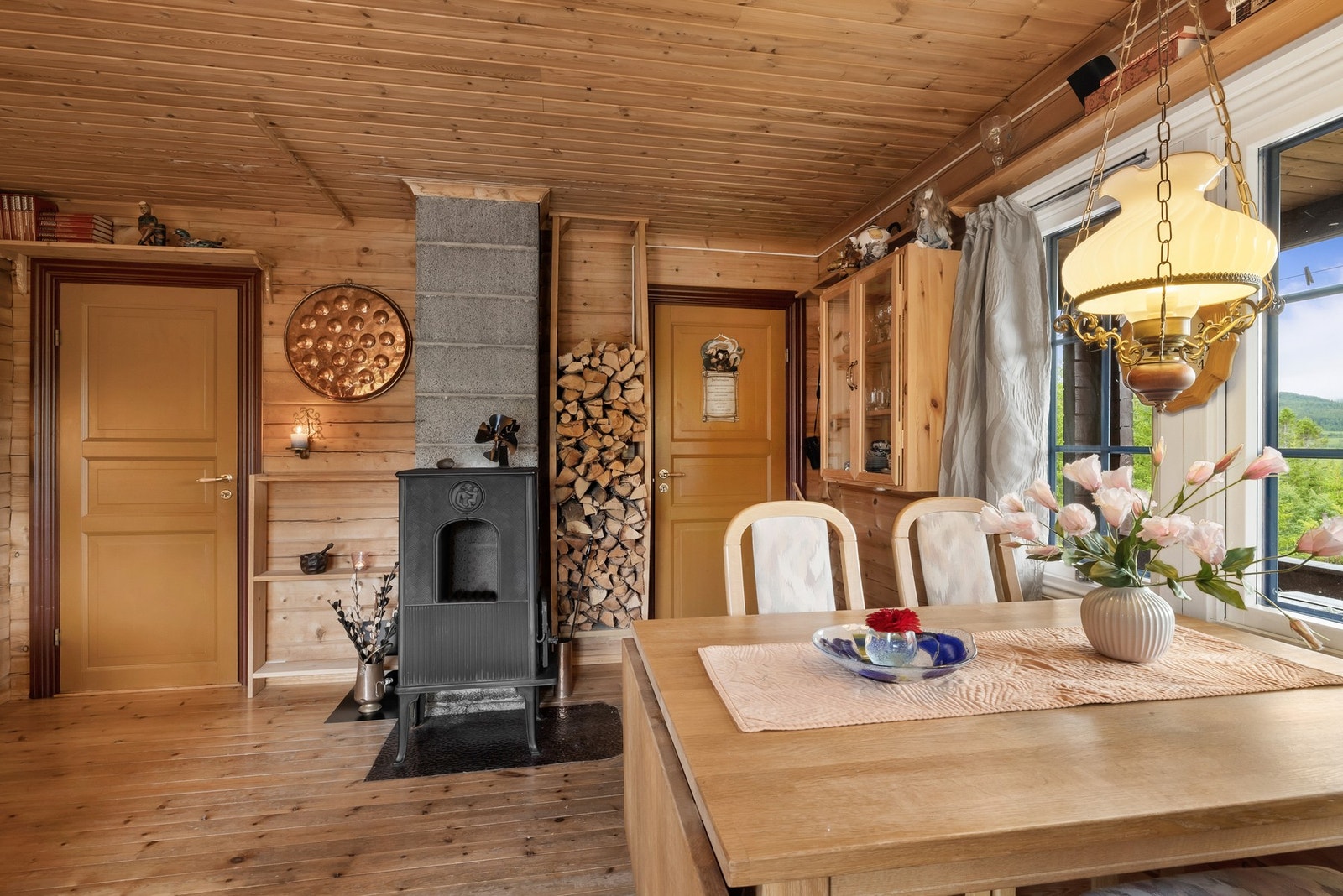 Hytta består av følgende: vindfang/entrè, stue/kjøkken,
soverom, soverom 2, hyttebad og uinnredet loft. Galleribilde