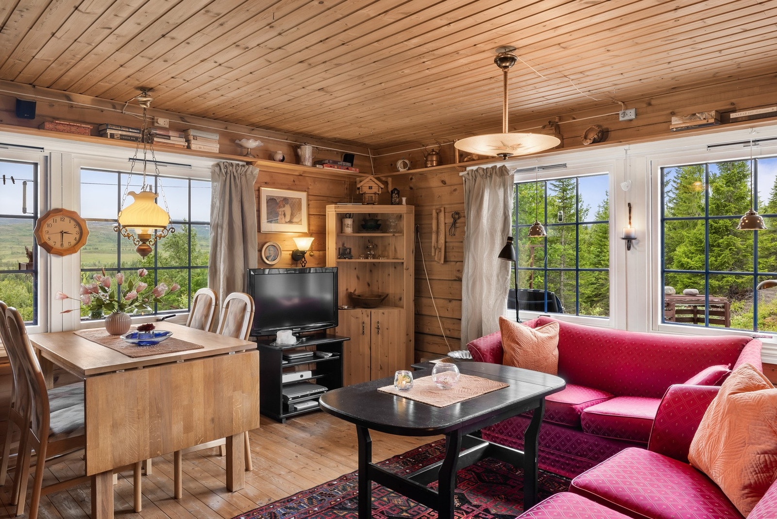 Innvendig er det gulv av furu, vegger er av tømmer og tak har trepanel. Galleribilde