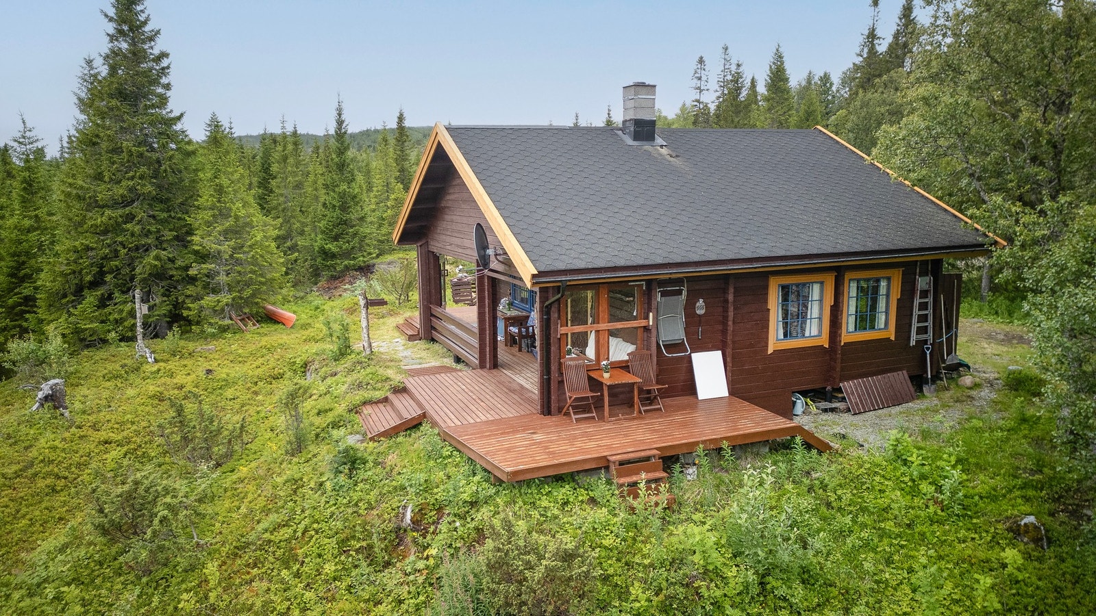 Eiendommen har adkomst via privat veg. Vegadkomsten er sikret gjennom tinglyste rettigheter. Galleribilde