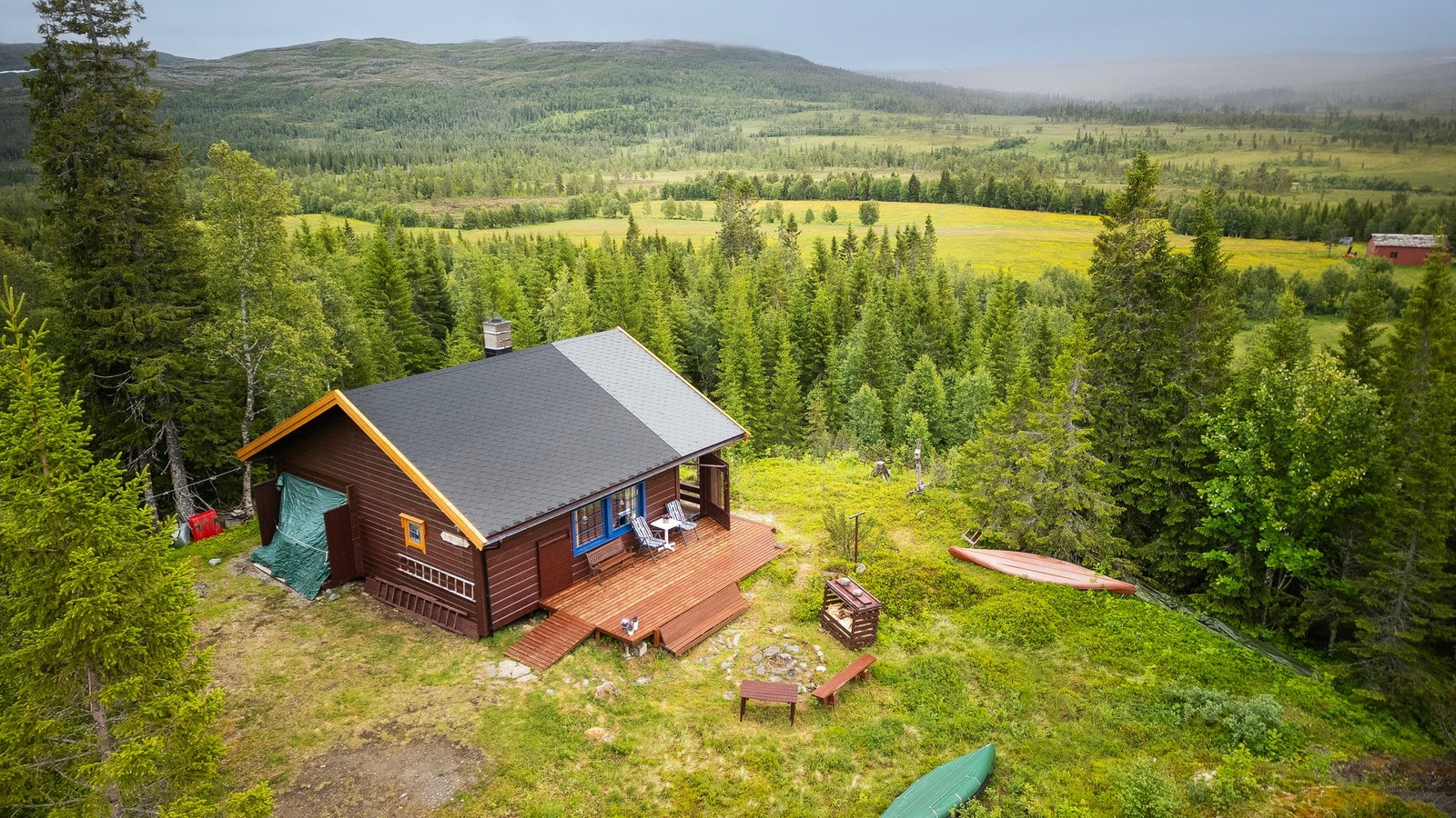 Eiendommen har en relativt flat tomt med noe skrånende terreng mot sør/sørøst. Galleribilde