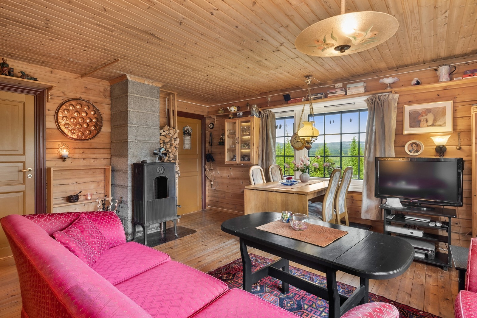 Hytta varmes opp via elektrisitet og vedfyring. Galleribilde