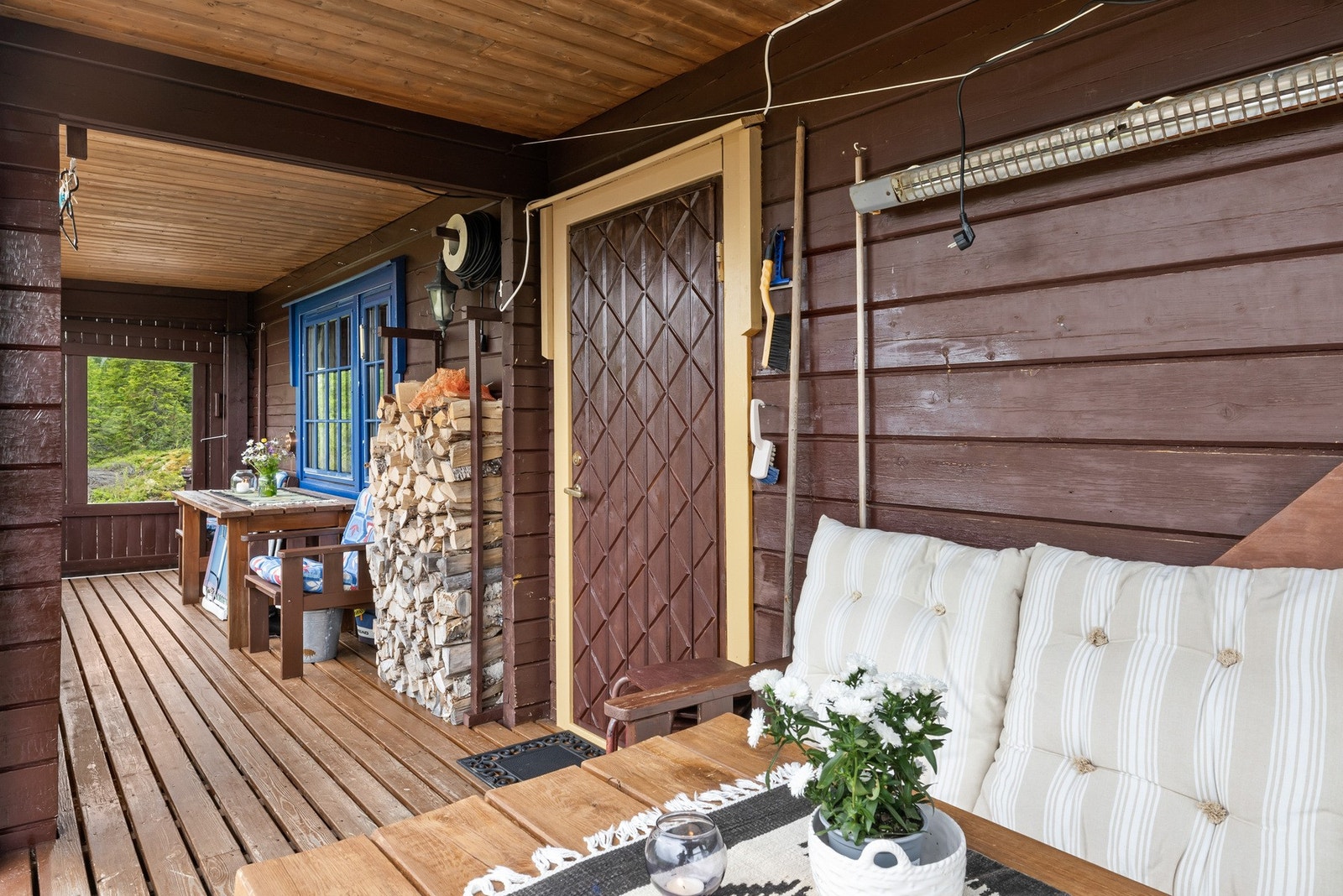 Sikringsskap med automatsikringer er plassert i vindfang/entrè. Galleribilde