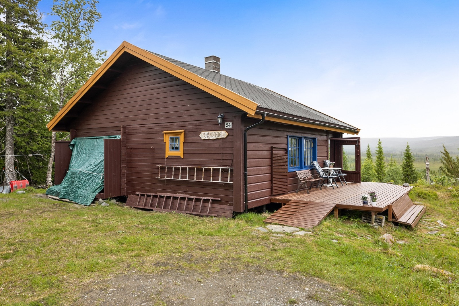 Veggen mot vest ble etterisolert i 2016 og pålagt liggende kledning. Galleribilde